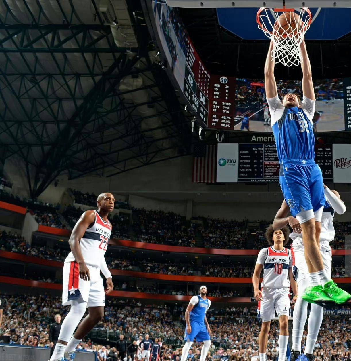 关于达拉斯独行侠训练开放日；今晨状态回暖引欢呼；CBA季后赛在即；年轻球员得到机会的信息